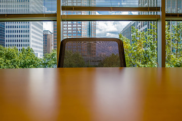 Image showing office table and chair across in corporate office 