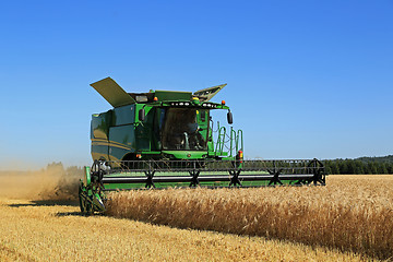 Image showing John Deere Combine s670i Harvests Barley