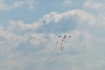 Image showing aviafighters SU-27 let out thermal traps