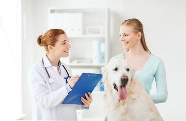 Image showing happy doctor with retriever dog at vet clinic