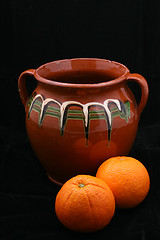 Image showing ceramic pot and oranges