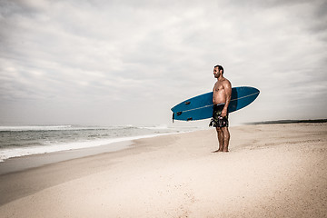 Image showing Surfer wathing the waves