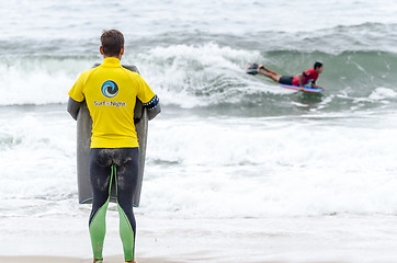 Image showing Gastao Entrudo watching Joao Barciela\'s wave