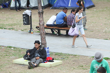 Image showing Refugees under the tree