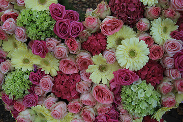 Image showing Yellow and pink bridal flowers