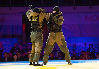Image showing SWAT soldiers fight