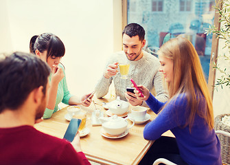 Image showing group of friends with smartphones meeting at cafe