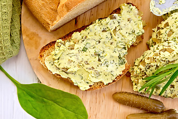 Image showing Sandwich with butter spinach and cucumbers on round board