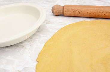 Image showing Pastry rolled out with rolling pin next to pie dish