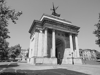 Image showing Black and white Wellington arch in London