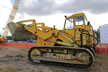 Image showing Old Cat 977 Crawler Dozer on Display