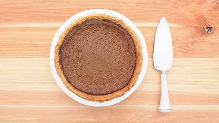 Image showing Pie server with freshly baked pumpkin pie