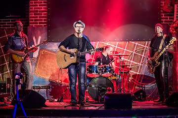 Image showing Band performs on stage