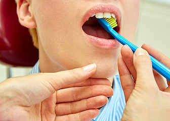 Image showing the correct use of a tooth brush for perfect oral hygiene