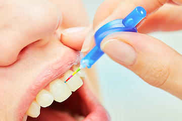 Image showing the correct use of a tooth brush for perfect oral hygiene