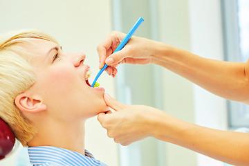 Image showing the correct use of a tooth brush for perfect oral hygiene