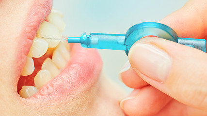 Image showing the correct use of a tooth brush for perfect oral hygiene