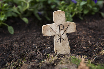 Image showing Crucifix at the grave