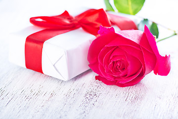 Image showing present and red rose 