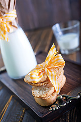 Image showing fresh milk with cookies 