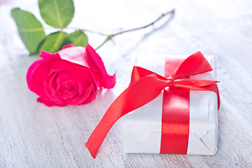 Image showing present and red rose 