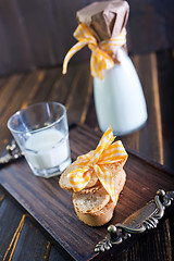 Image showing fresh milk with cookies 