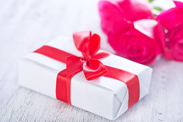 Image showing present and red rose 