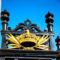 Image showing in london england the old metal gate  royal palace