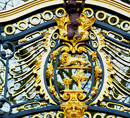 Image showing in london england the old metal gate  royal palace