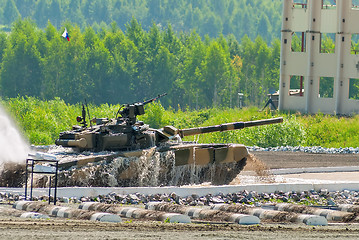 Image showing Tank T-80 moves from water ford