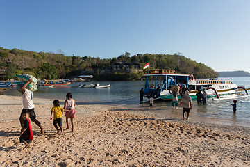 Image showing Men transports cargo from ship