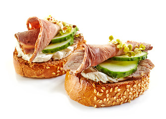 Image showing toasted bread with roast beef and cucumber