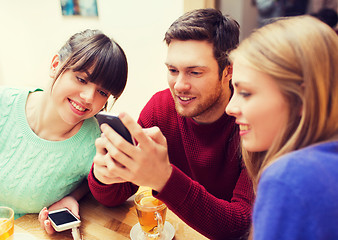 Image showing group of friends with smartphones meeting at cafe