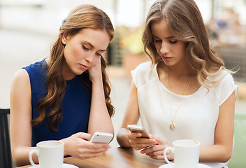 Image showing women with smartphones and coffee at outdoor cafe