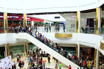 Image showing people on the escalator in the hypermarket