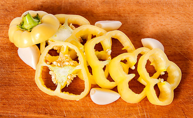 Image showing Sliced yellow pepper and garlic cloves