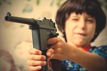 Image showing weapon in the hands of the child