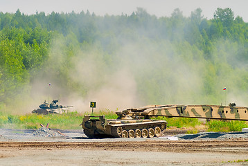 Image showing Bridge layer MTU-72 in action under tank cover