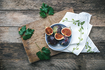 Image showing Ripe figs on chopping board and napkin