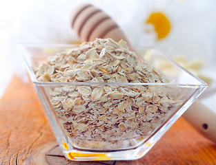 Image showing Raw oat flaks in the glass bowl