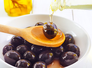 Image showing Black olives on the white plate