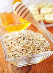 Image showing Raw oat flaks in the glass bowl