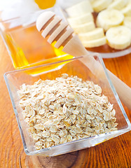 Image showing Raw oat flaks in the glass bowl