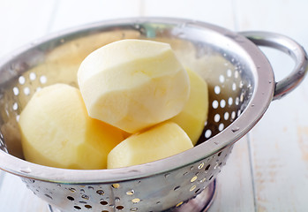 Image showing raw potato in the metal bowl