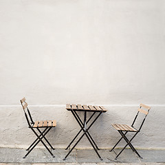 Image showing table and two chairs near the wall