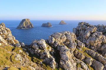 Image showing Pointe de Pen-Hir et tas de pois