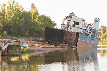 Image showing Removing the transport ship on the river bank