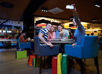 Image showing friends have lanch break in shopping mall