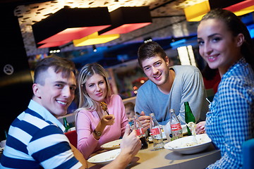 Image showing friends have lanch break in shopping mall