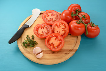 Image showing Tomatoes with garlic and thyme, ready for roasting